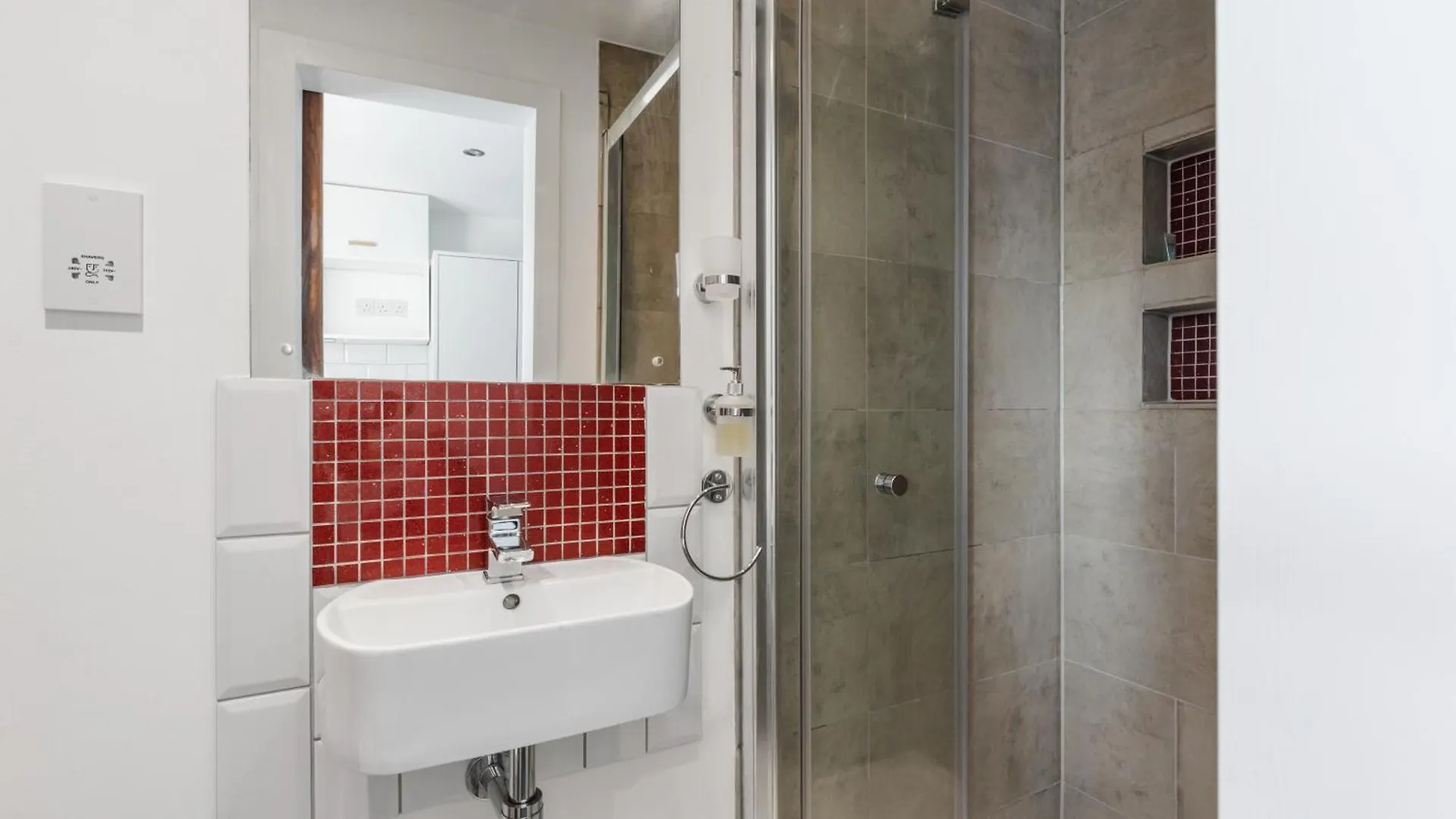 Luxurious 4 Bedroom Home ダグナム 0*,  イギリス