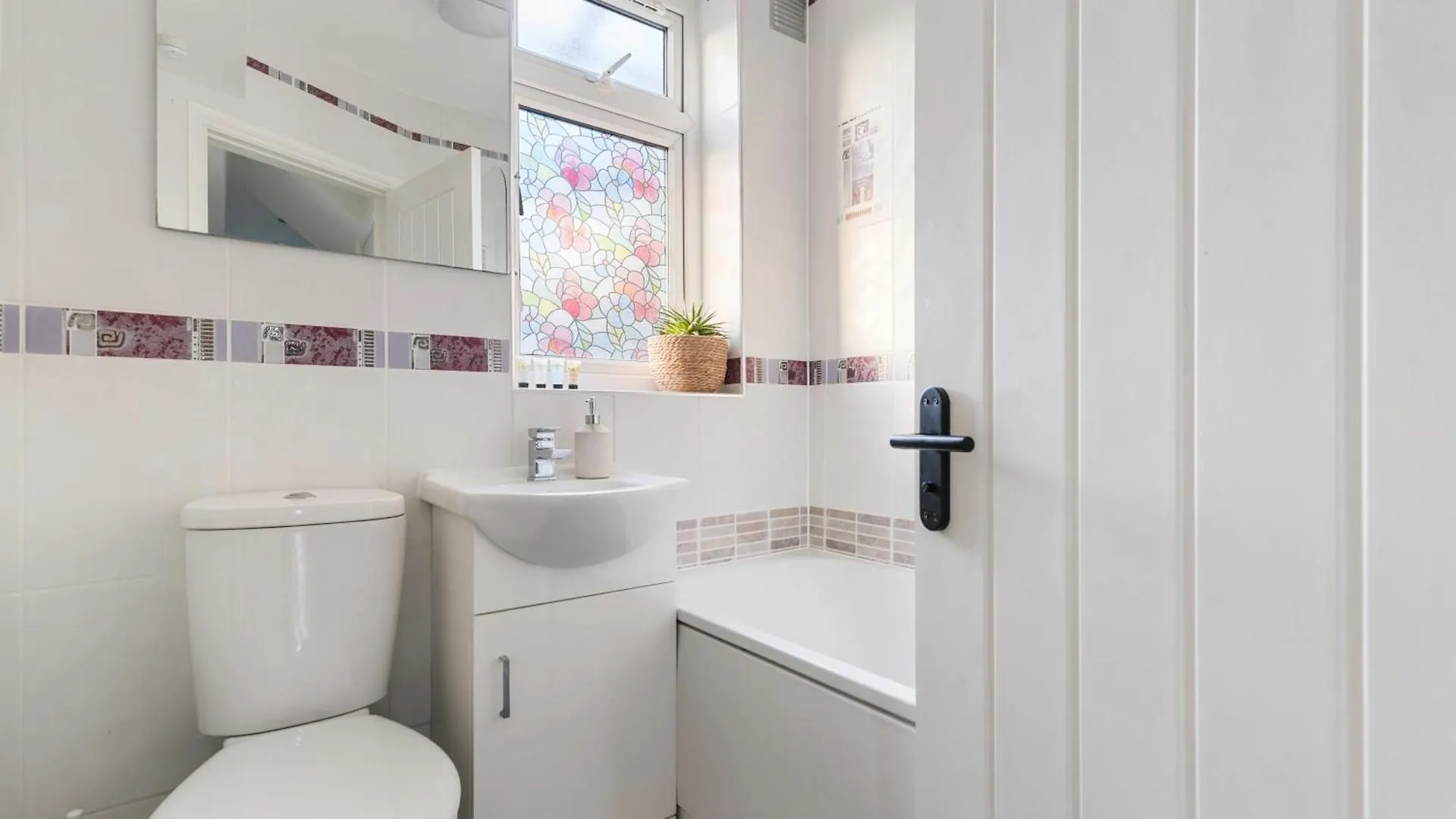 ゲストハウス Luxurious 4 Bedroom Home ダグナム イギリス